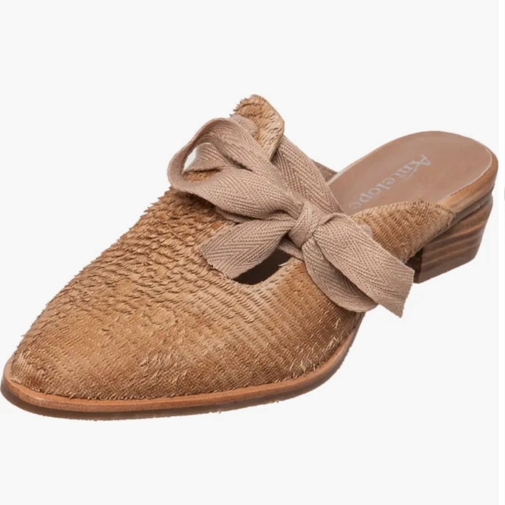 Antelope Women's Tan Textured Mules